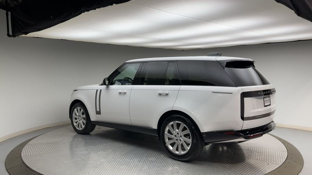 Used 2025  Land Rover SE image 4