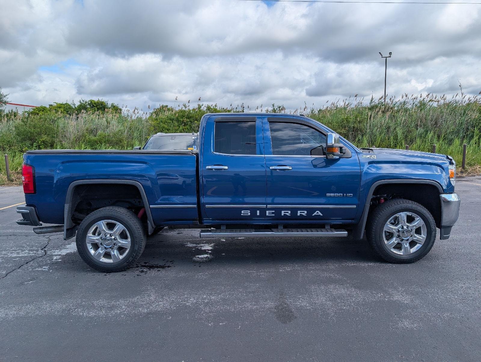 Used 2018 Stone Blue Metallic GMC SLT image 8