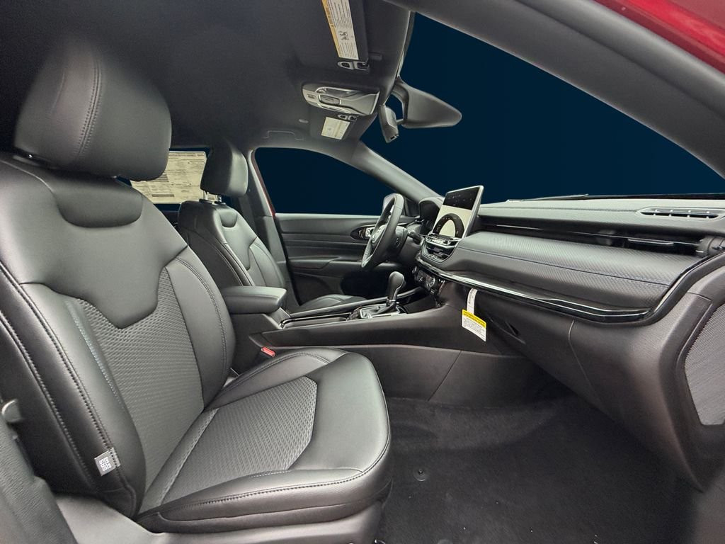 New 2026 Red Hot Pearl-Coat Exterior Paint Jeep Latitude image 17