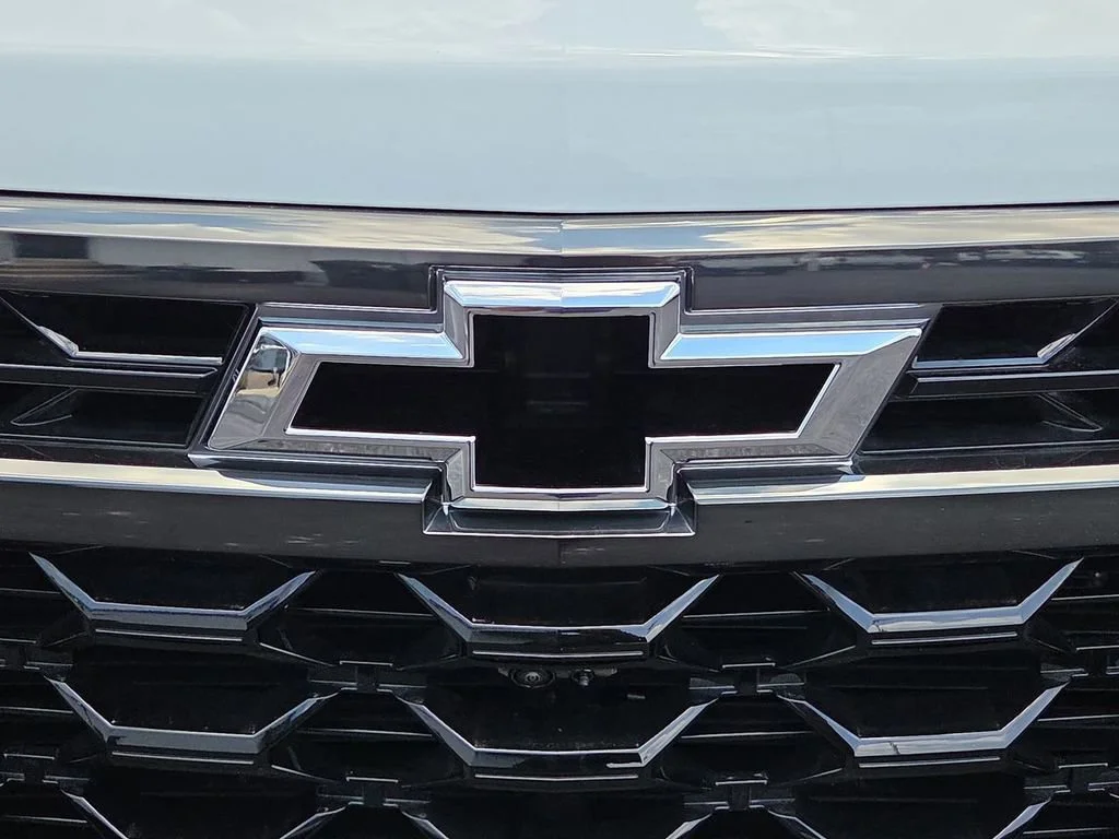 New 2026 Summit White Chevrolet ZR2 image 24