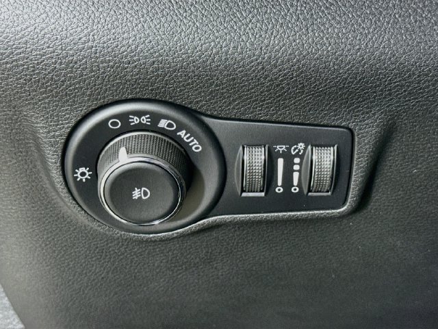 New 2026 Bright White Clear-Coat Exterior Paint Jeep Latitude image 10