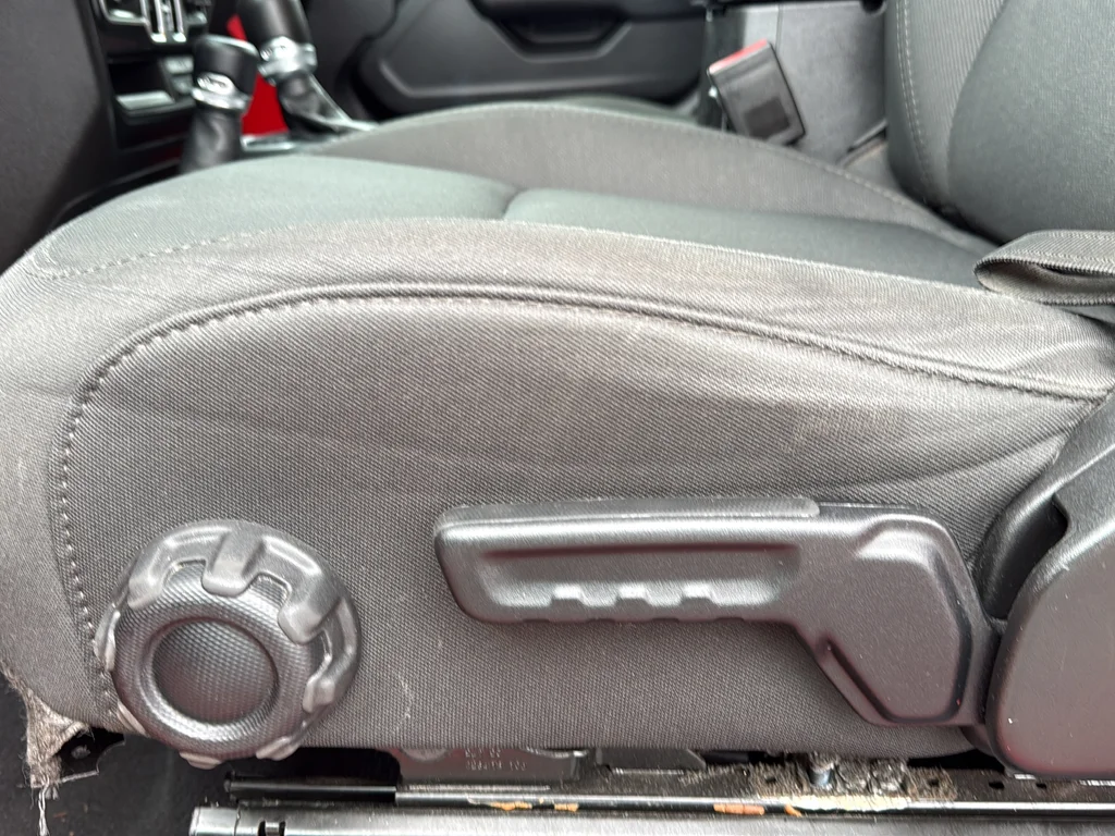 Used 2023 Red Jeep Sport S image 18