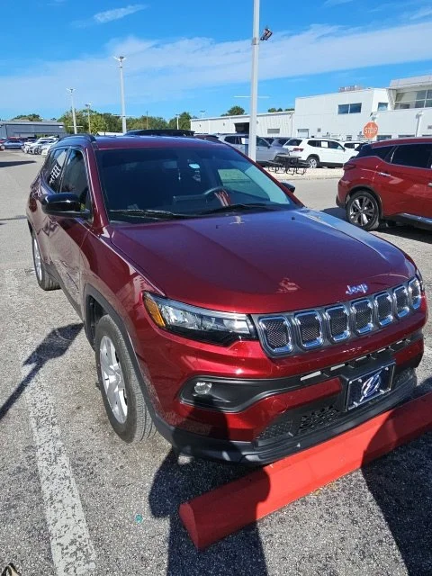 Used 2022 Red Jeep Latitude image 3
