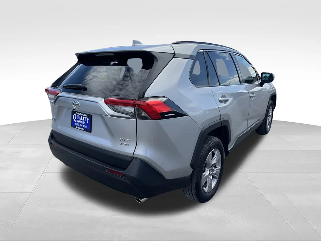 Used 2022 Silver Toyota XLE image 5