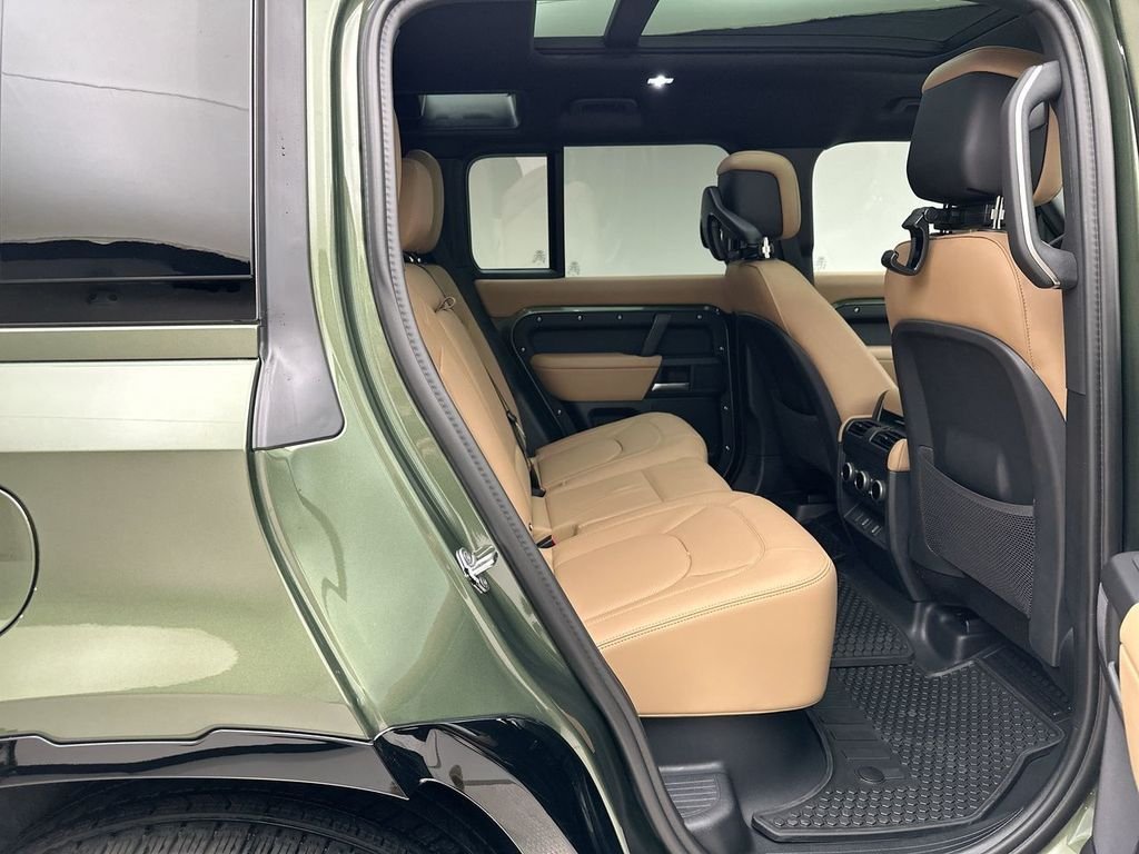 New 2026 Woolstone Green Land Rover X-Dynamic SE image 7
