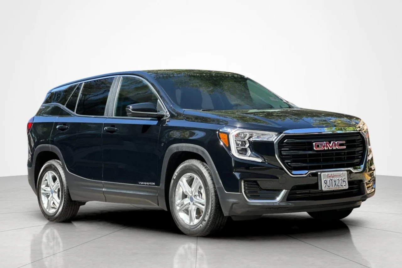 Used 2024 BLACK GMC SLE image 7