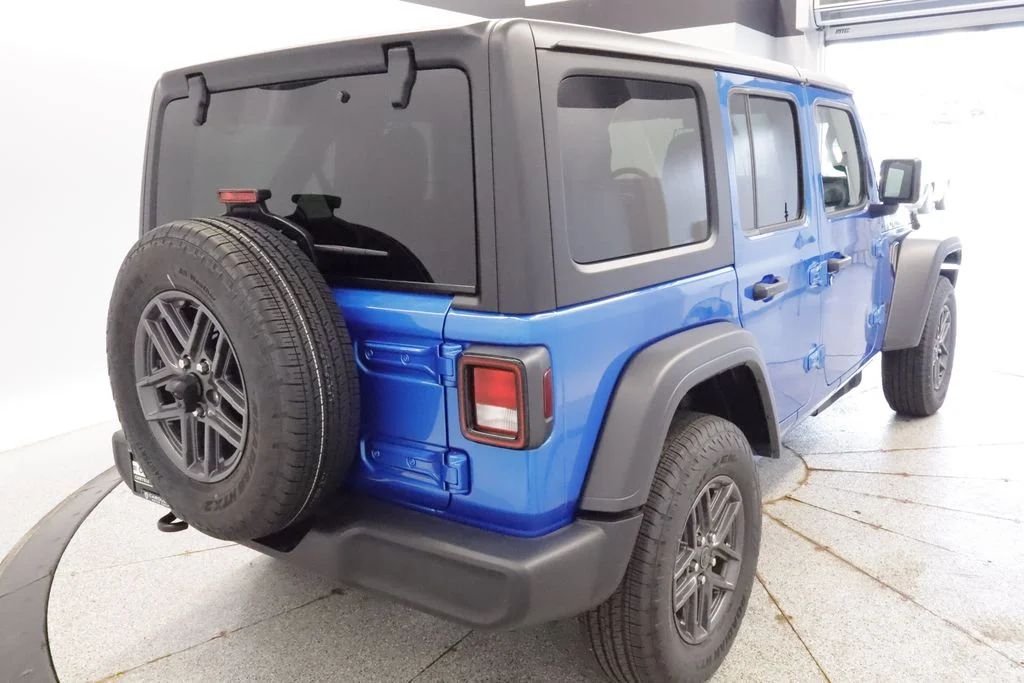 New 2026 Hydro Blue Pearl-Coat Exterior Paint Jeep Sport S image 9