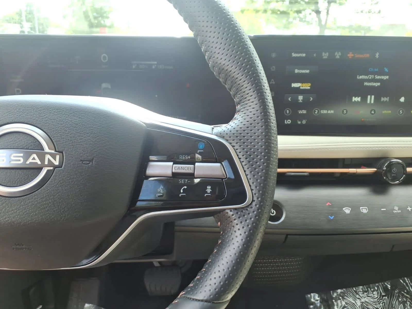 Certified Used 2024 Everest White Pearl Tricoat/Black Diamond Pearl Nissan ENGAGE+ image 23