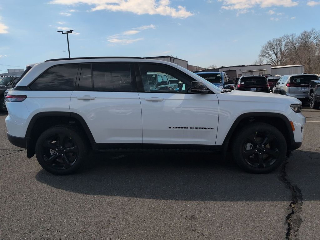 New 2025 Bright White Clear-Coat Exterior Paint Jeep Limited image 2