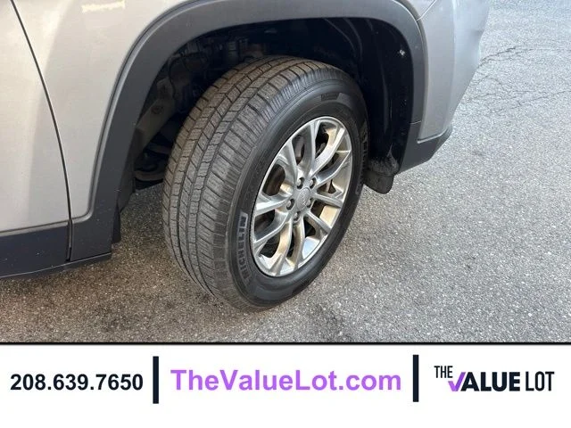 Used 2019 Silver Jeep Latitude Plus image 11