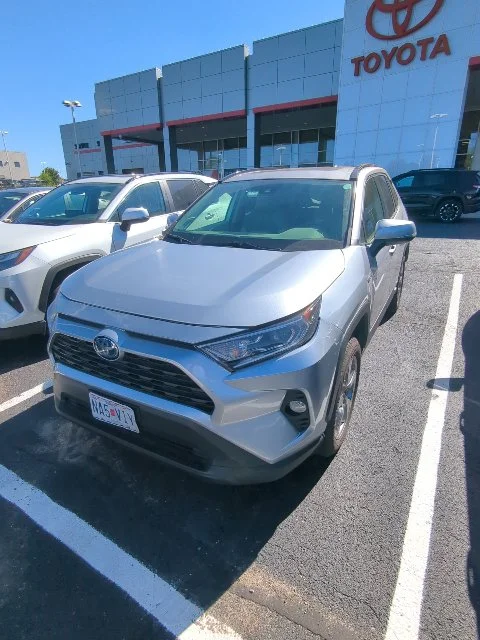 Used 2021 Silver Toyota XLE Premium image 9