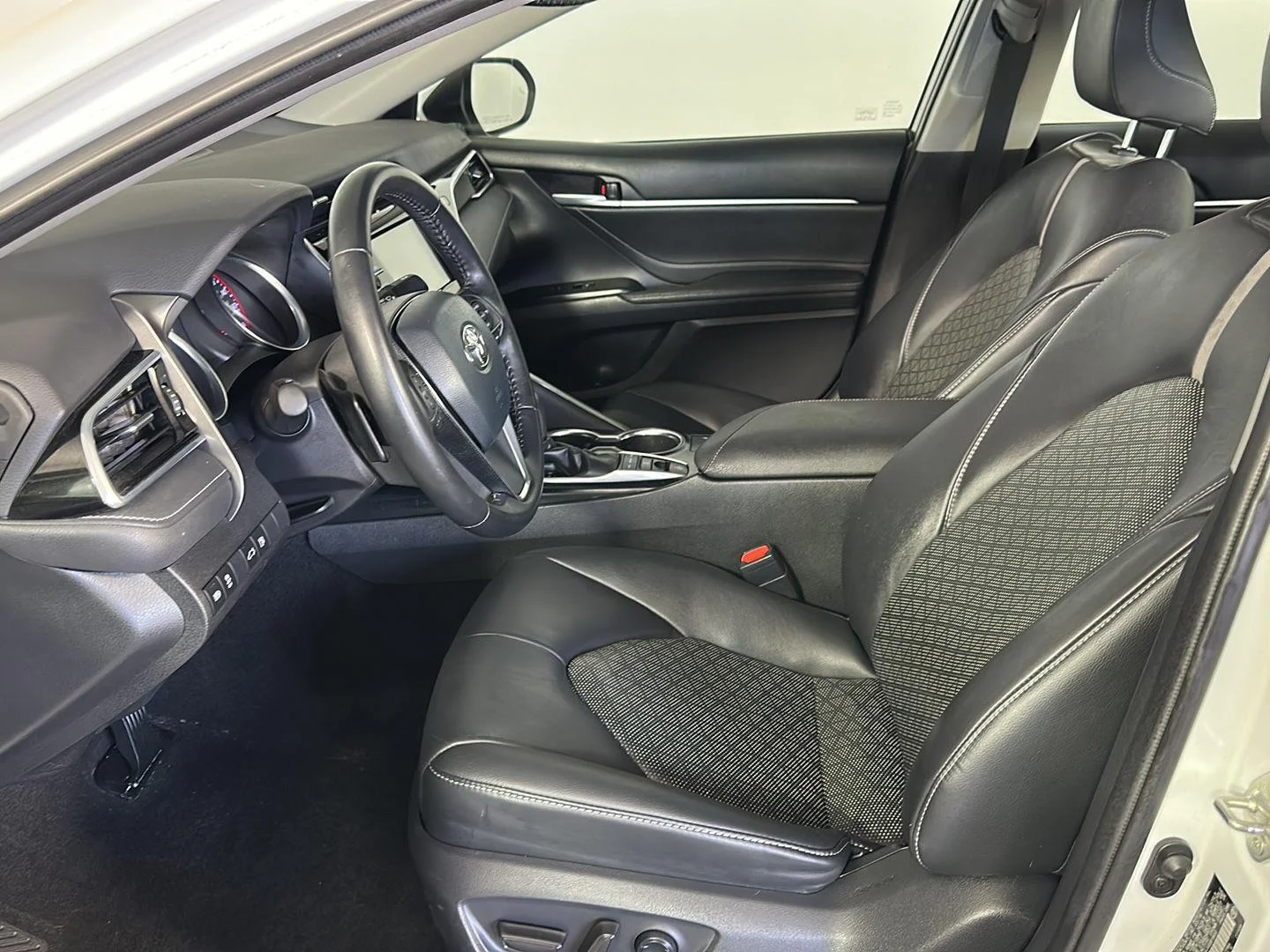 Used 2018 Pearl Toyota XSE image 10