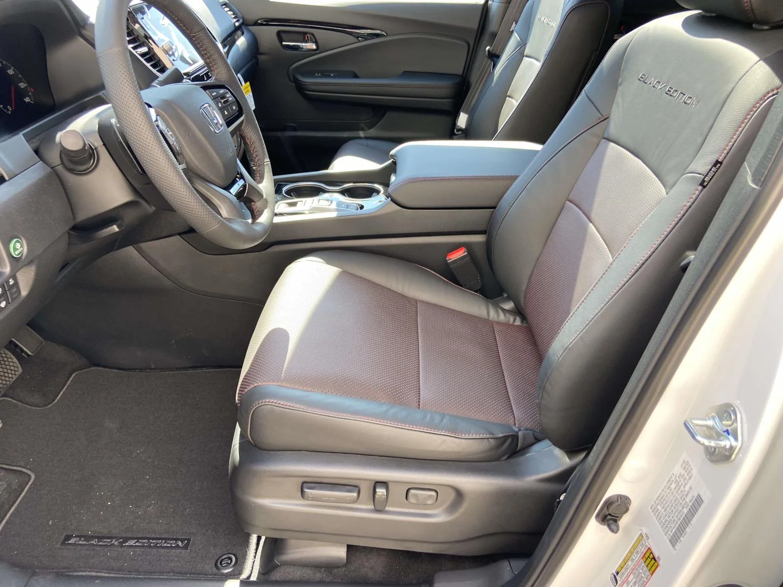 New 2026 PLATINUM WHITE PEARL Honda BLACK EDITION AWD image 8