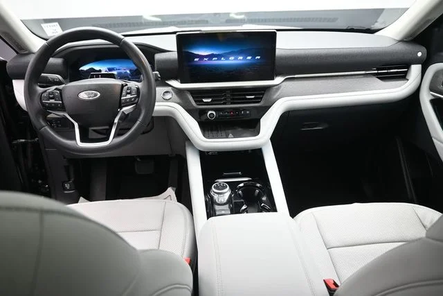 Used 2025 Black Metallic Ford Platinum image 23