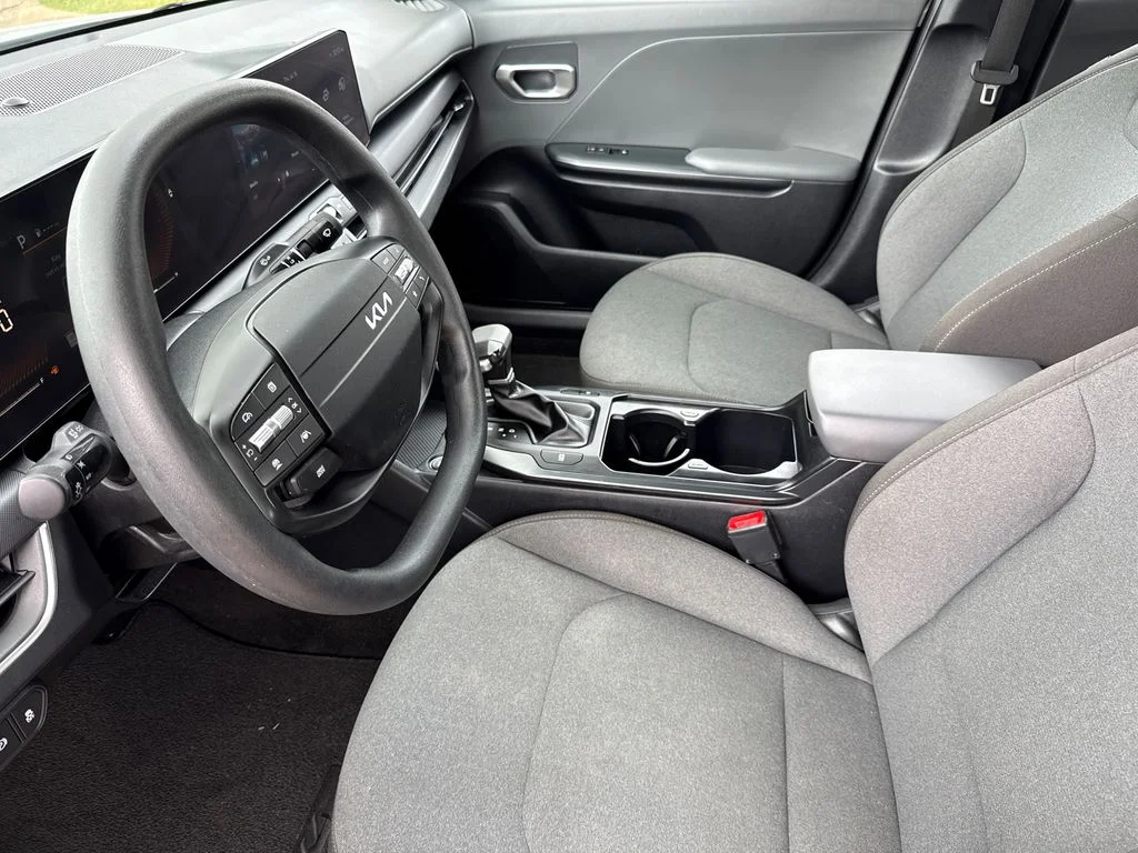 Used 2025 White Kia LXS image 18