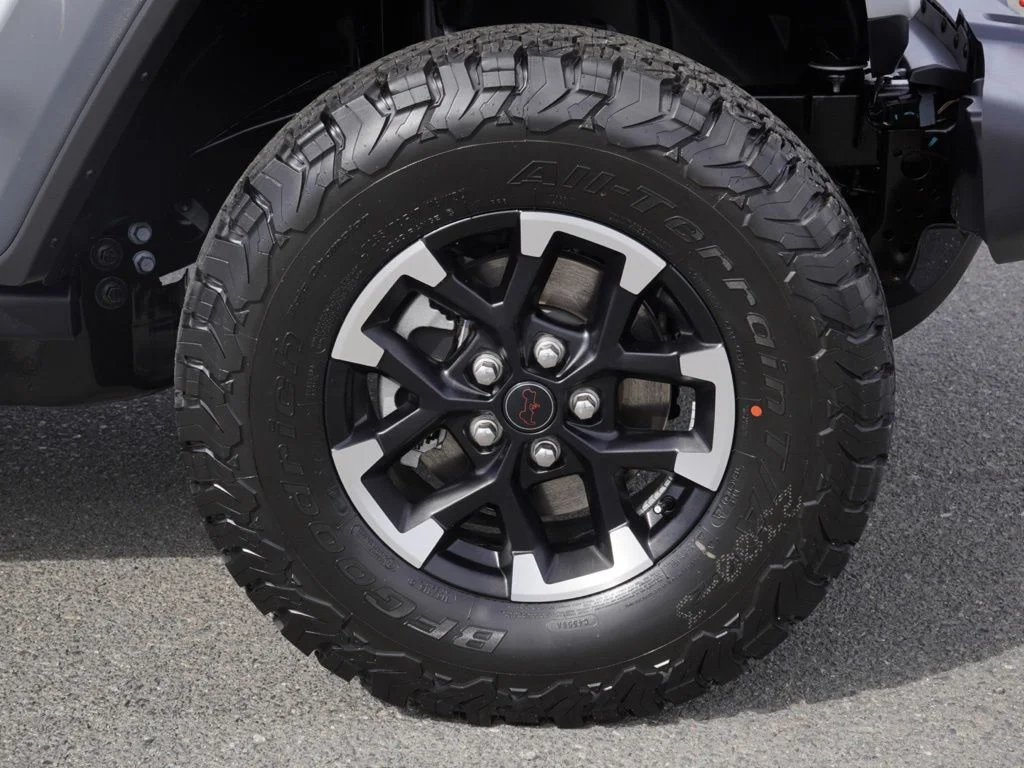 New 2026 Bright White Clear-Coat Exterior Paint Jeep Rubicon image 9