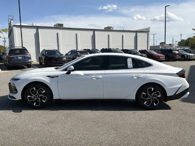 Used 2025 White Hyundai SEL image 10