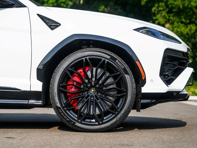Used 2025  Lamborghini SE image 12