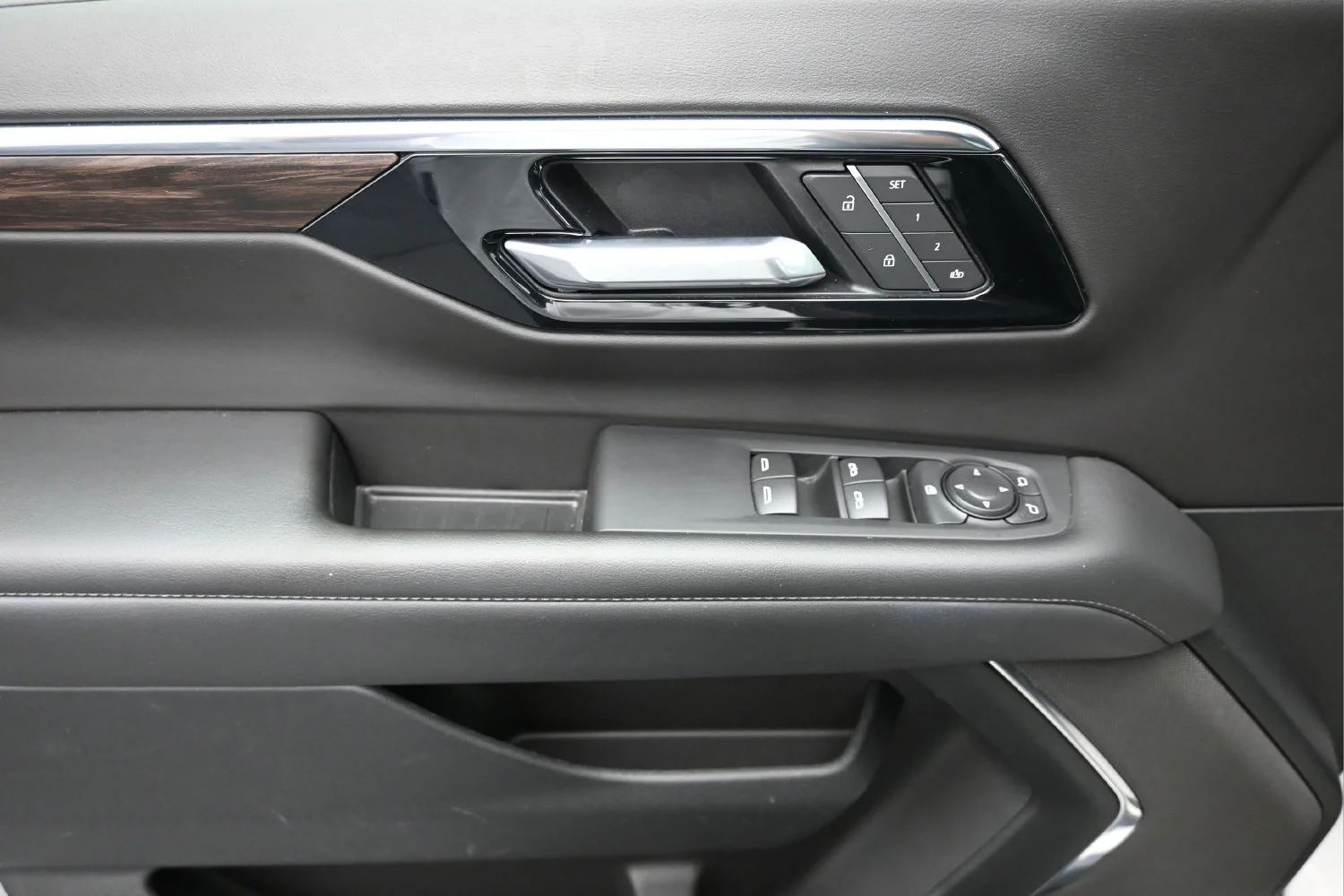 Used 2025 Summit White Chevrolet LT image 27