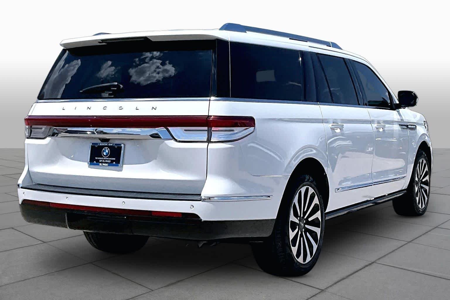 Used 2023 Pristine White Lincoln Reserve image 11