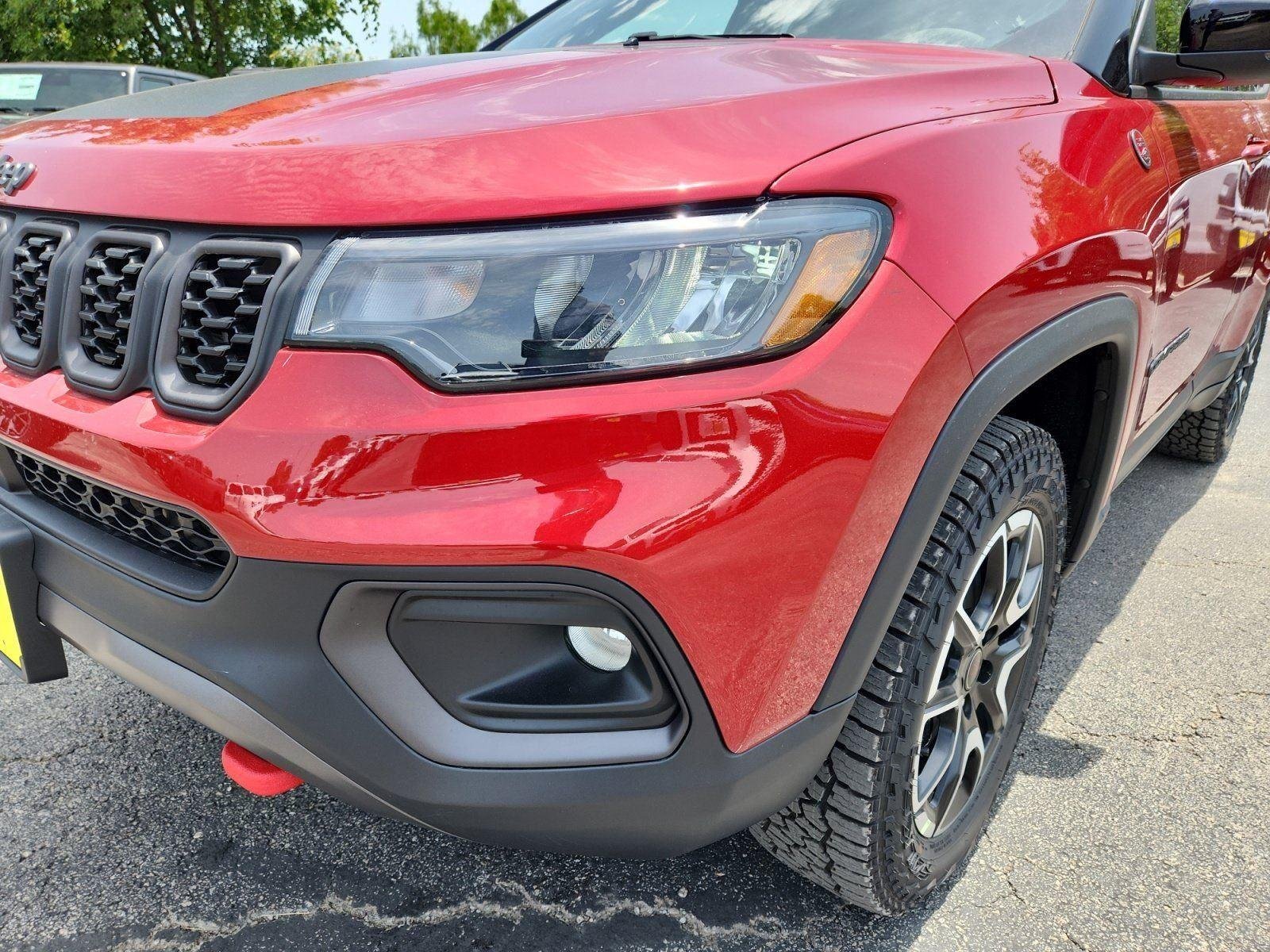 New 2026 Red Hot Pearl-Coat Exterior Paint Jeep Trailhawk image 9