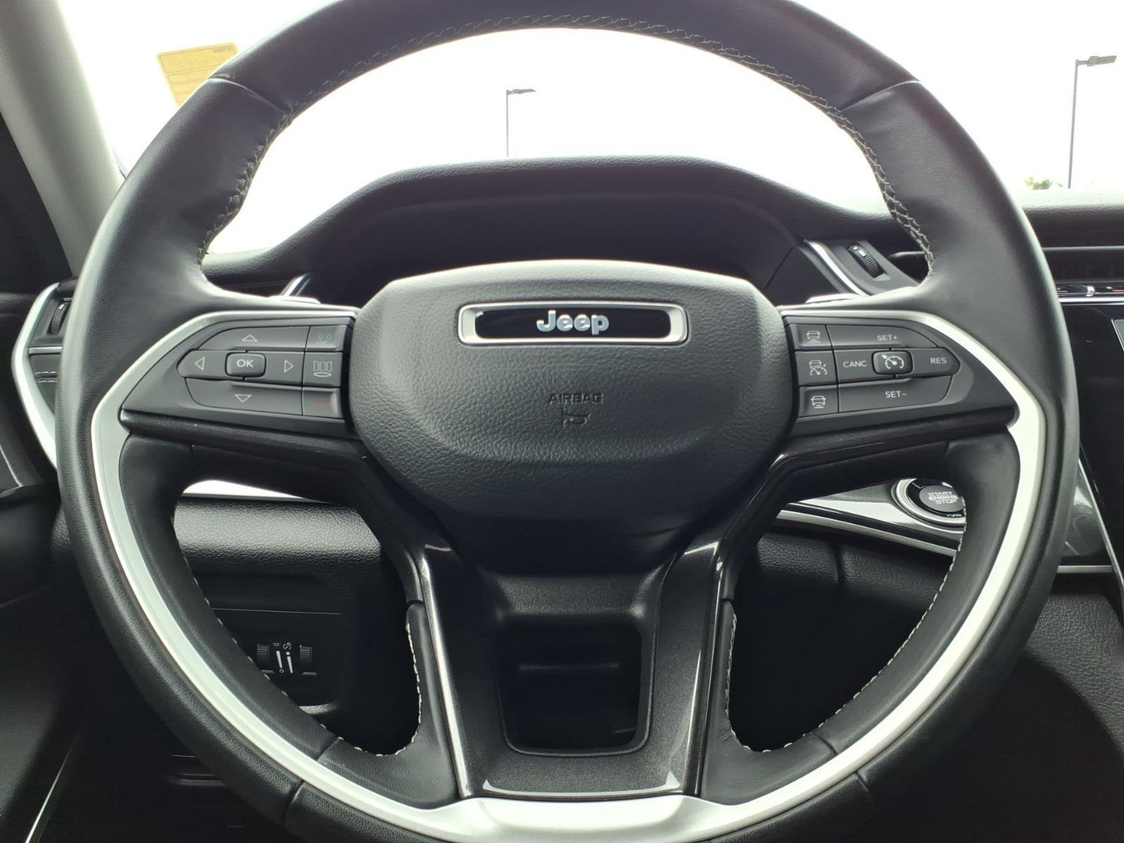Used 2022 Diamond Black Crystal Pearlcoat Jeep Laredo image 25