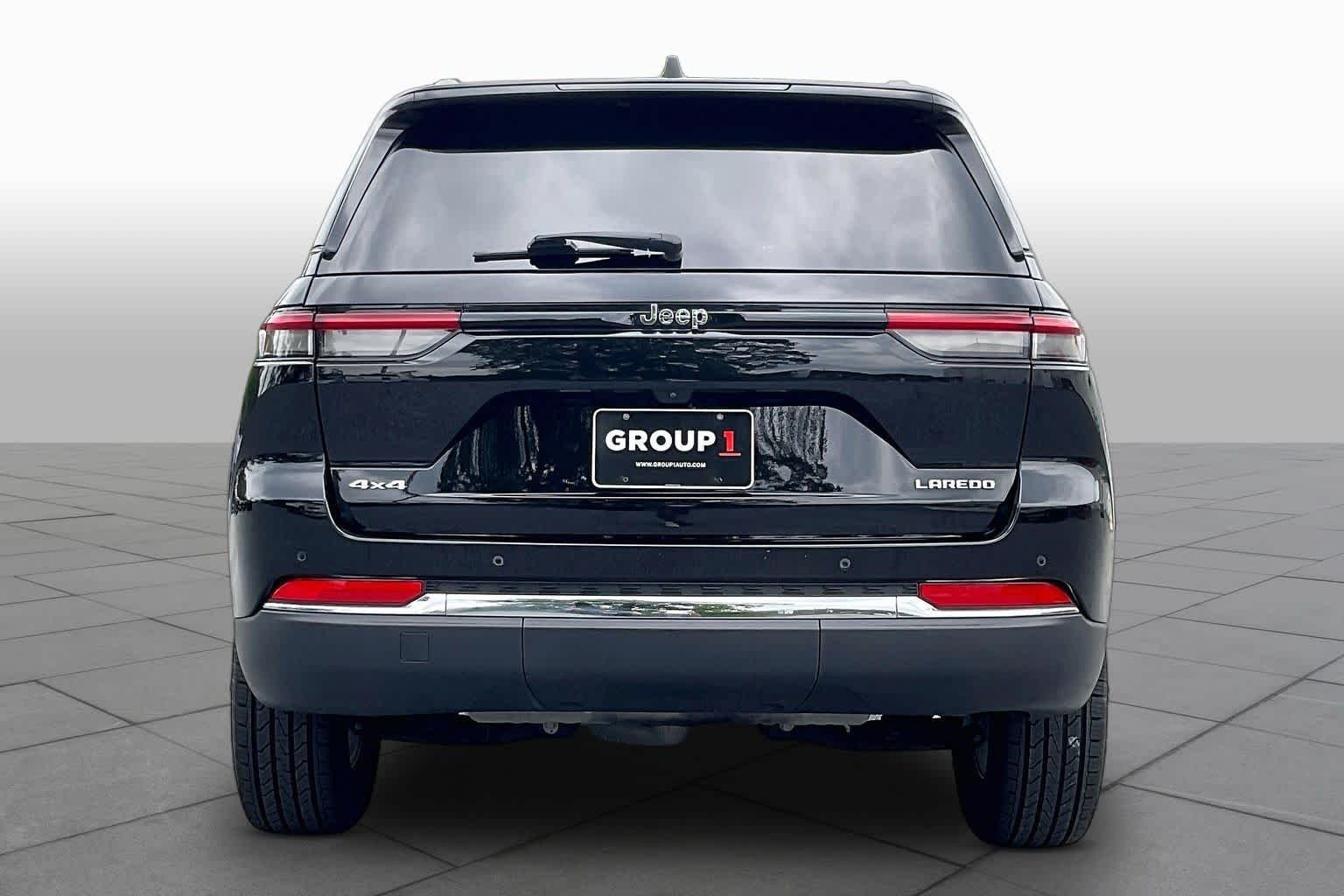 Used 2023 Diamond Black Crystal Pearlcoat Jeep Laredo image 4