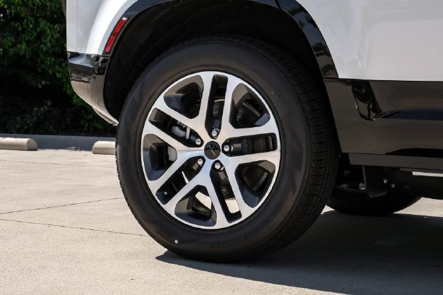New 2026 Fuji White Land Rover X-Dynamic SE image 59