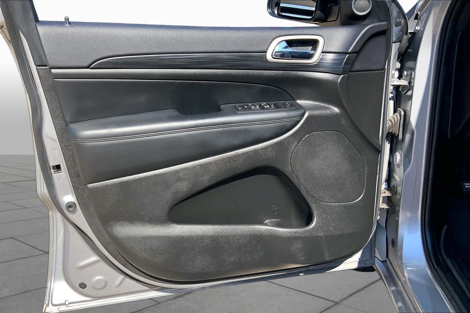 Used 2020 Billet Silver Metallic Clearcoat Jeep Altitude image 20