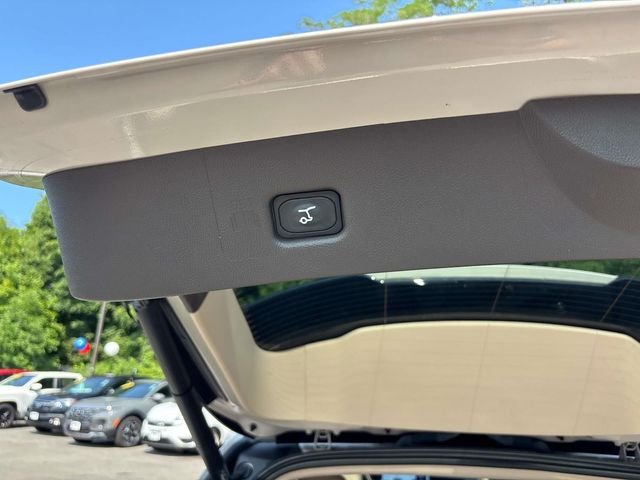 Used 2022 Pearl Metallic Lincoln Reserve image 16