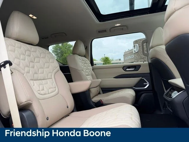 Used 2025 White Nissan Platinum Reserve image 52