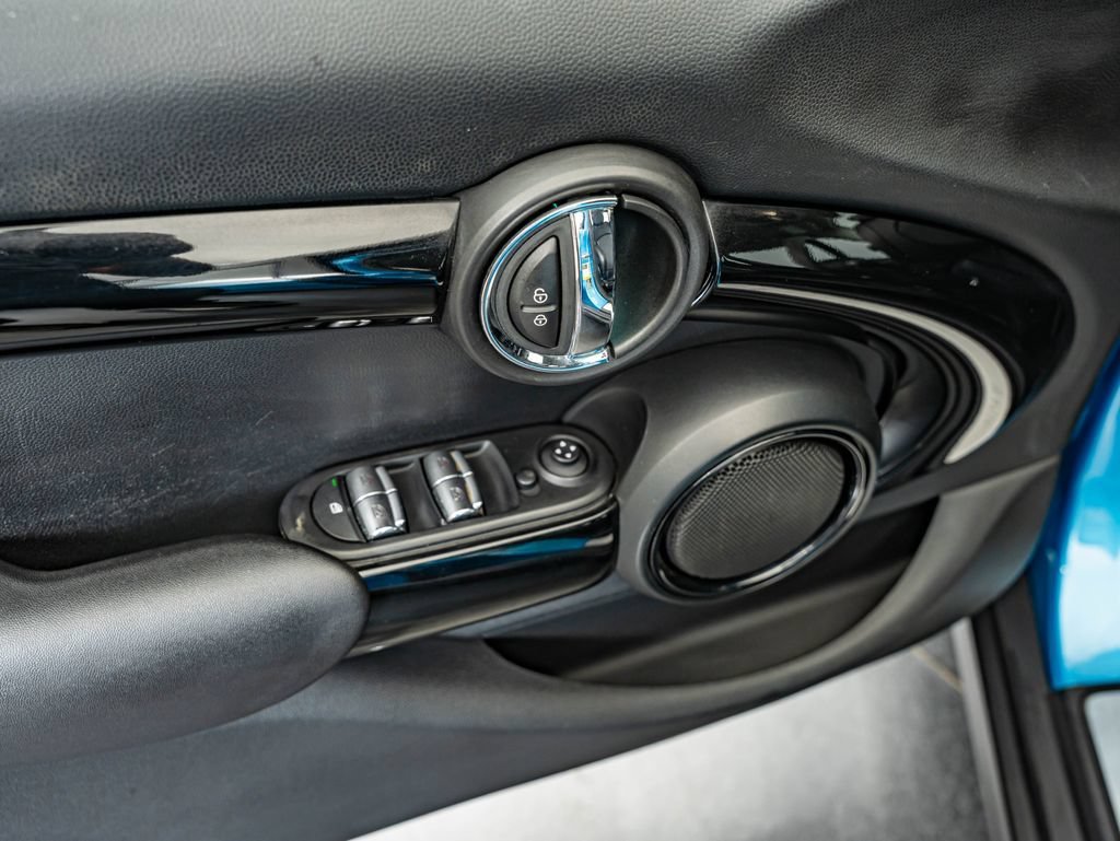 Used 2016 Electric Blue Metallic MINI  image 17