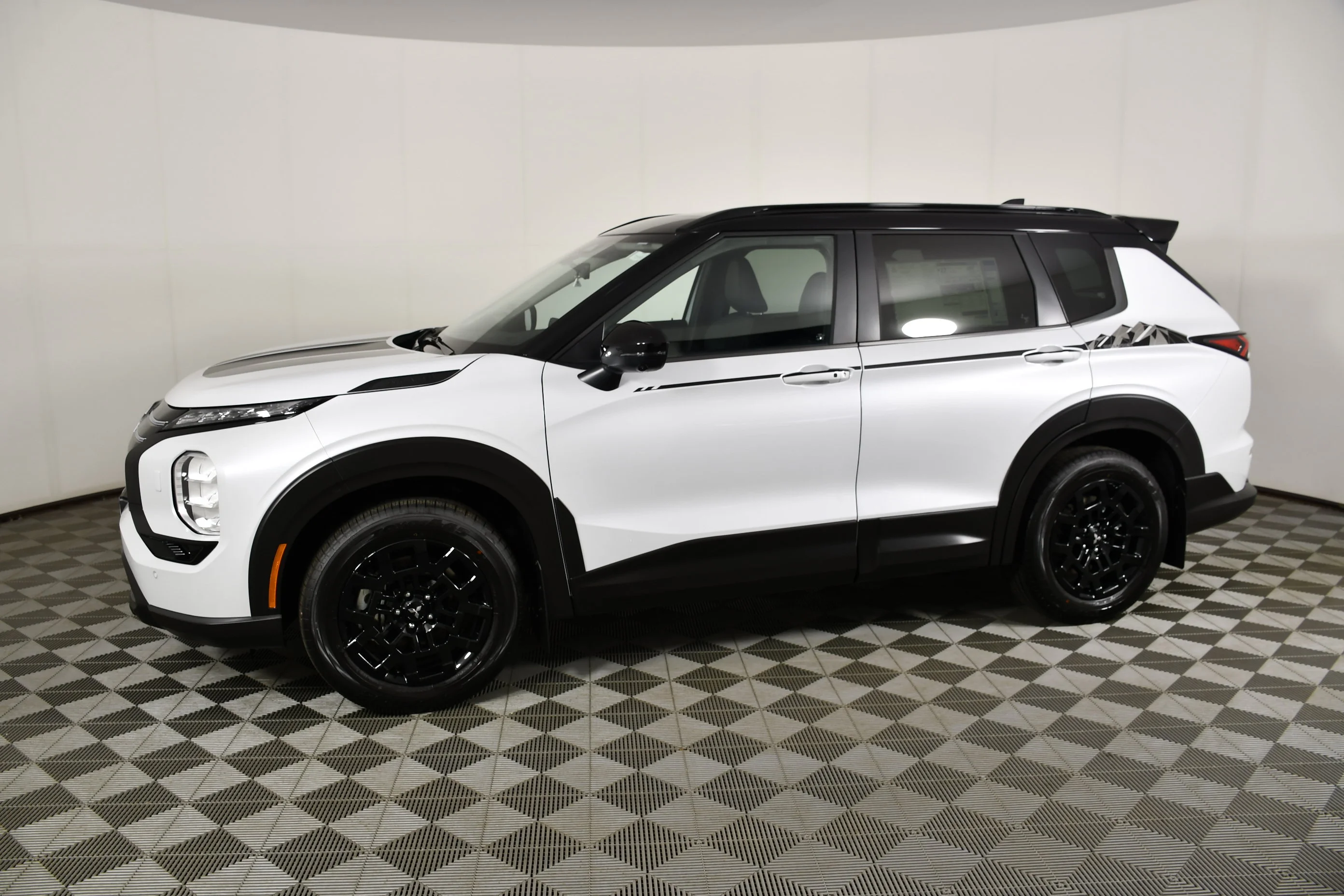 New 2026 White Diamond/Black Roof Mitsubishi Trail Edition image 9