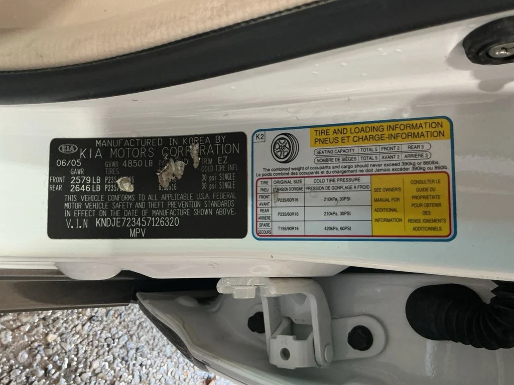 Used 2005 White Kia EX image 23