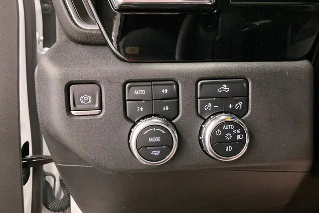 Used 2024 Summit White GMC Elevation image 40