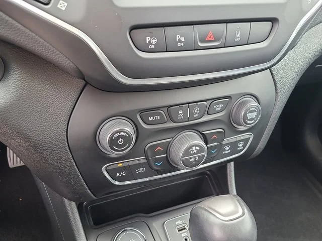 Used 2023 White Jeep Altitude Lux image 32