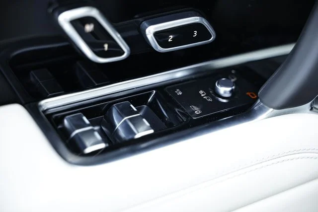 New 2026 Fuji White Land Rover SE 7 Seats image 20