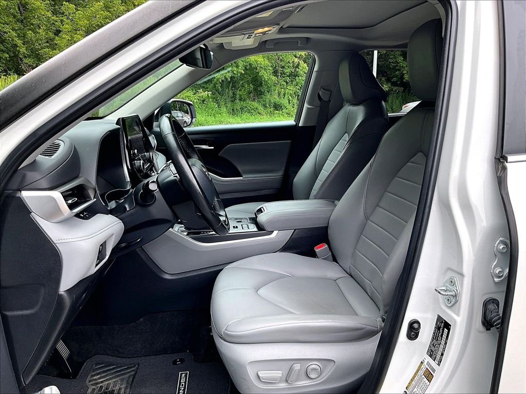 Used 2023 Beige Toyota XLE image 10