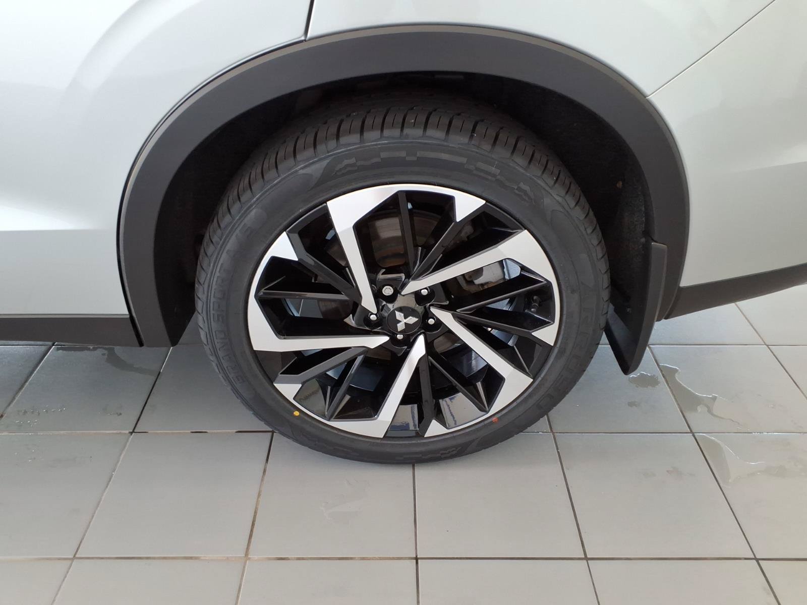 Used 2024 Alloy Silver Metallic Mitsubishi SE image 16