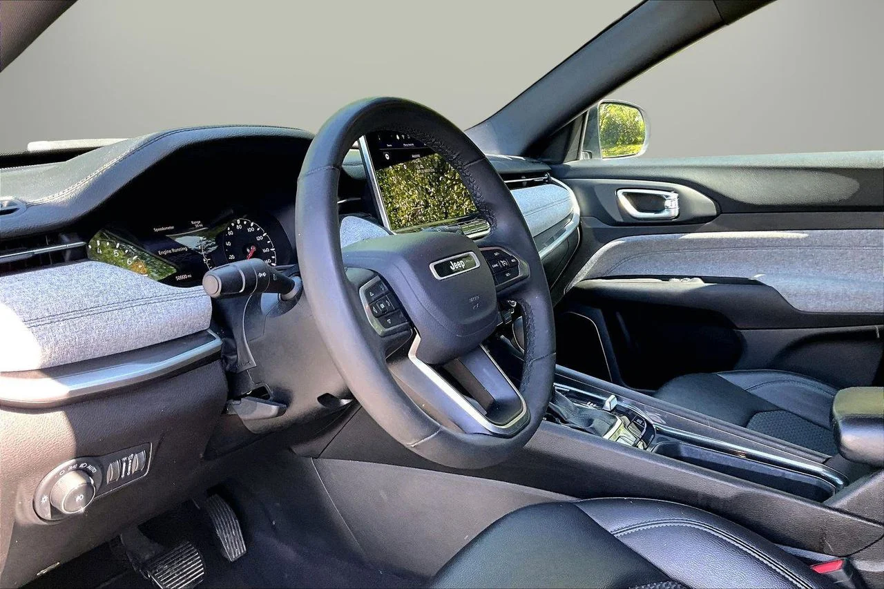 Used 2024 White/off-white Jeep Latitude image 18