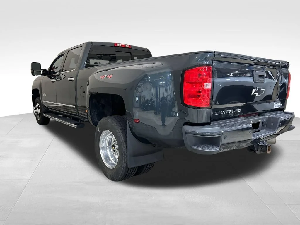 Used 2019 GRAPHITE METALLIC Chevrolet High Country image 3