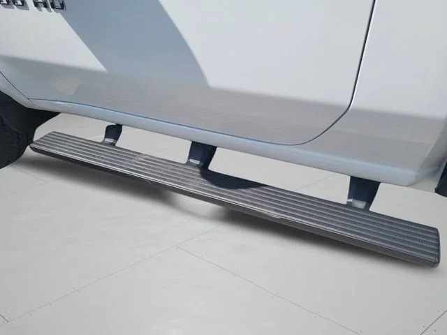 New 2025 Summit White Chevrolet WT image 31