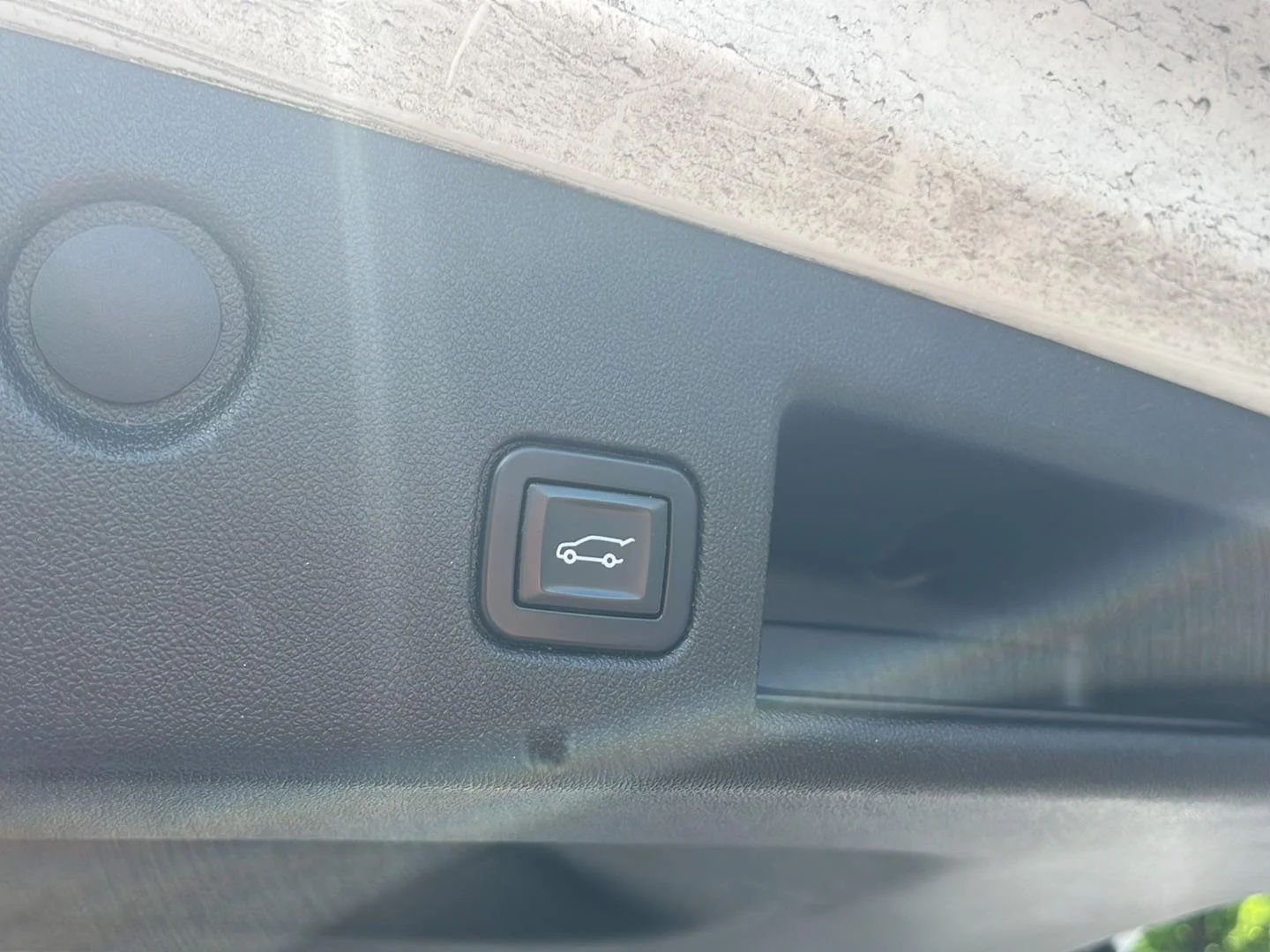Used 2018 SUMMIT WHITE Chevrolet LT image 22