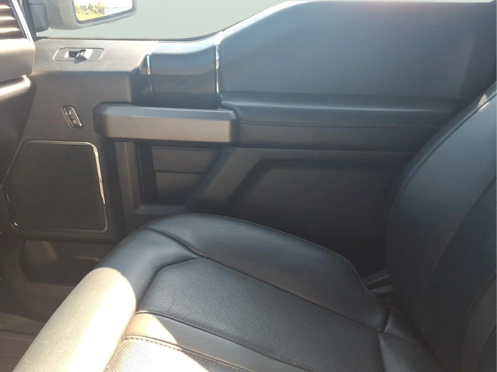 Used 2019 Magnetic Ford Platinum image 28