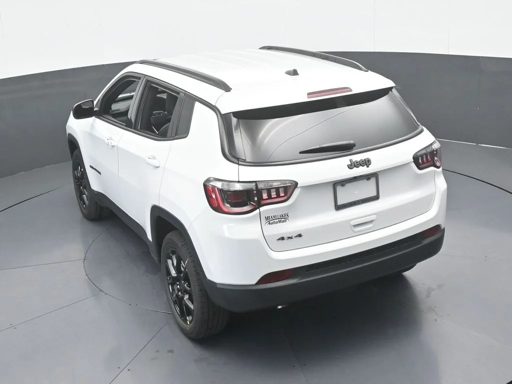 New 2026 Bright White Clear-Coat Exterior Paint Jeep Latitude image 41