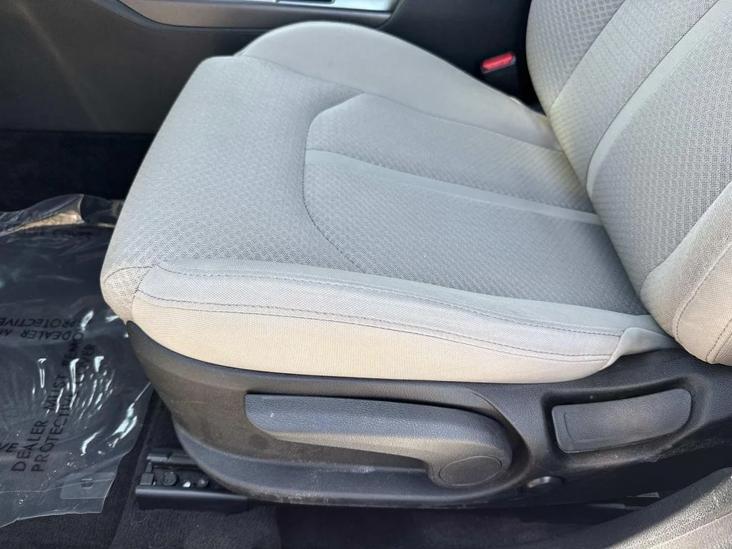 Used 2018 White Kia LX image 26