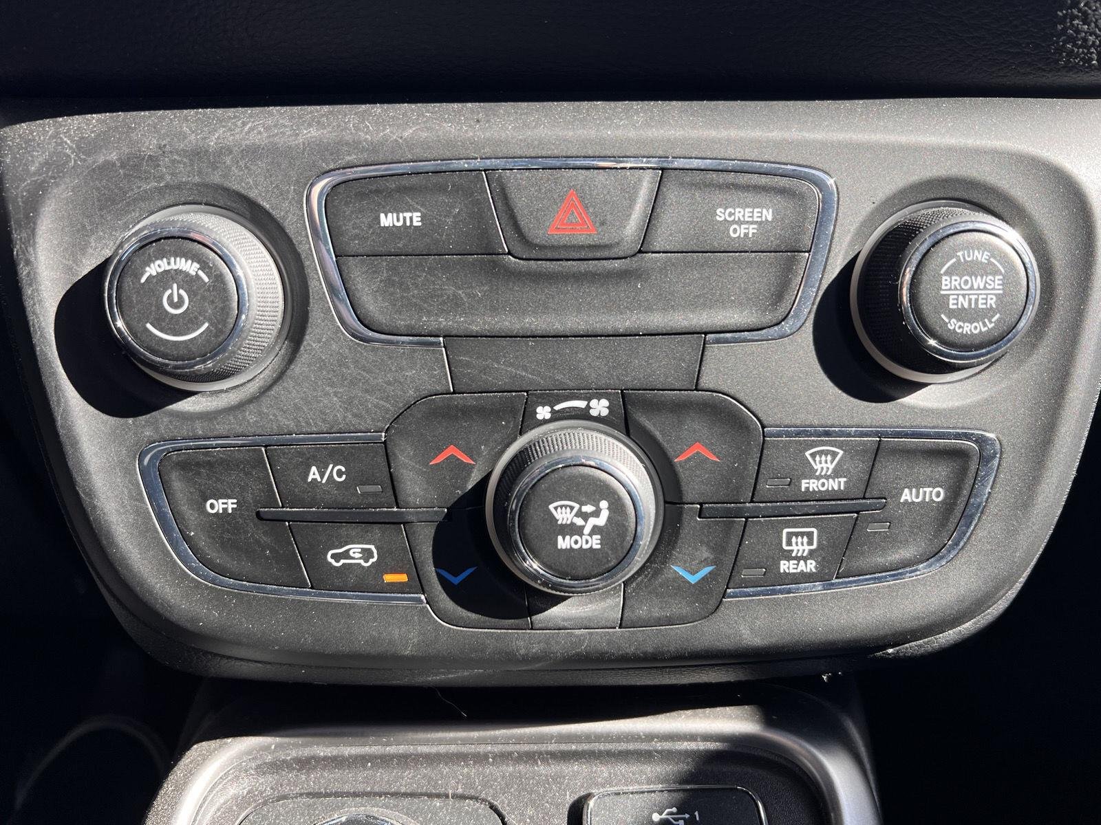 Used 2020  Jeep  image 14