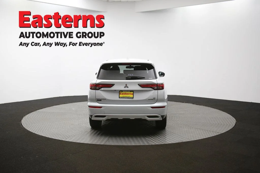 Used 2023 White Mitsubishi SE image 37