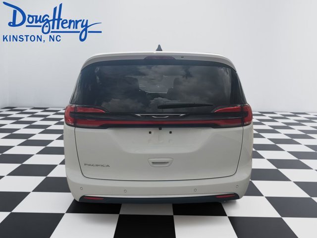 New 2027 Bright White Clear-Coat Exterior Paint Chrysler Select image 4