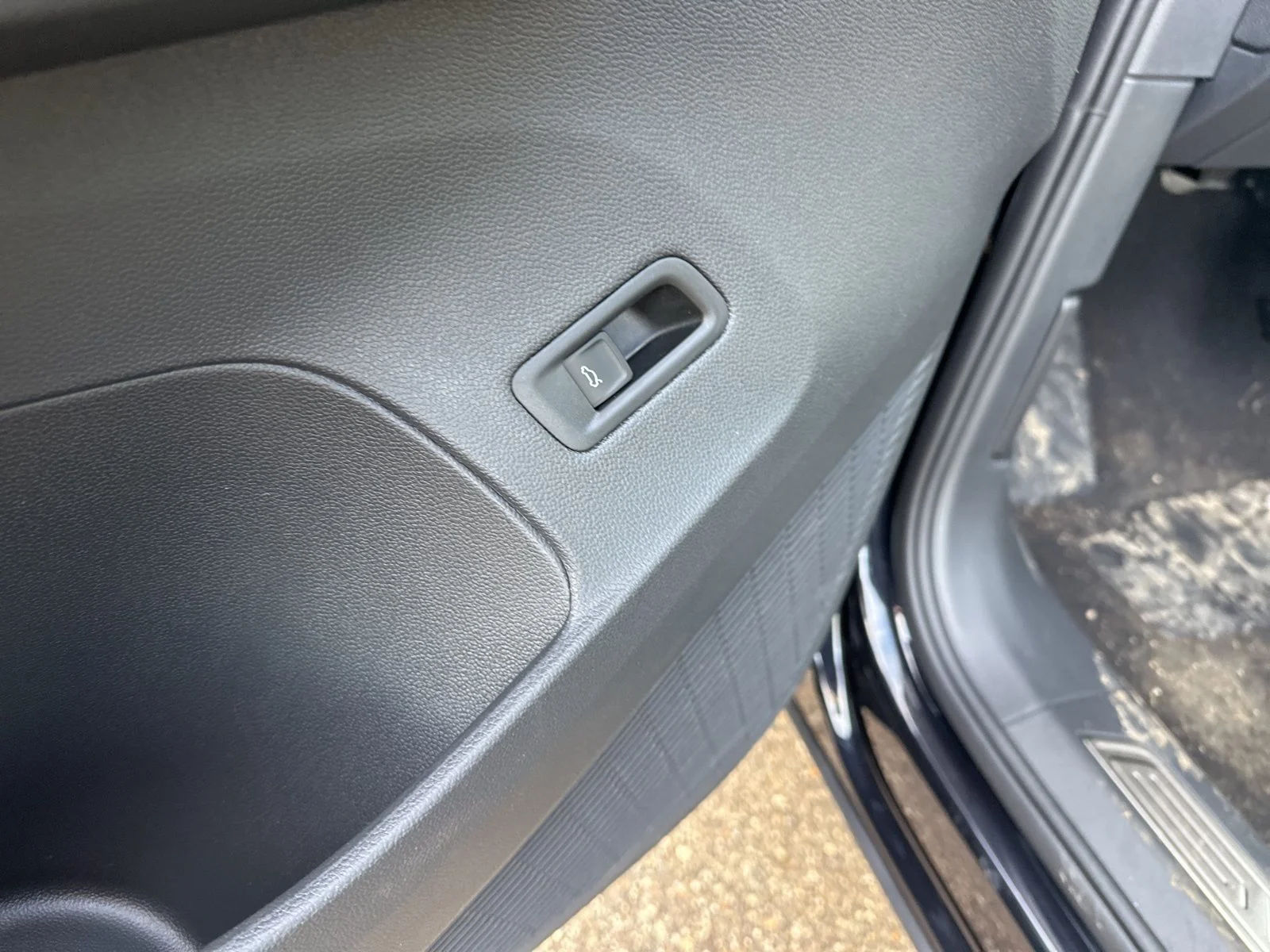 New 2026 Black Volkswagen 2.0T SE w/Technology image 18